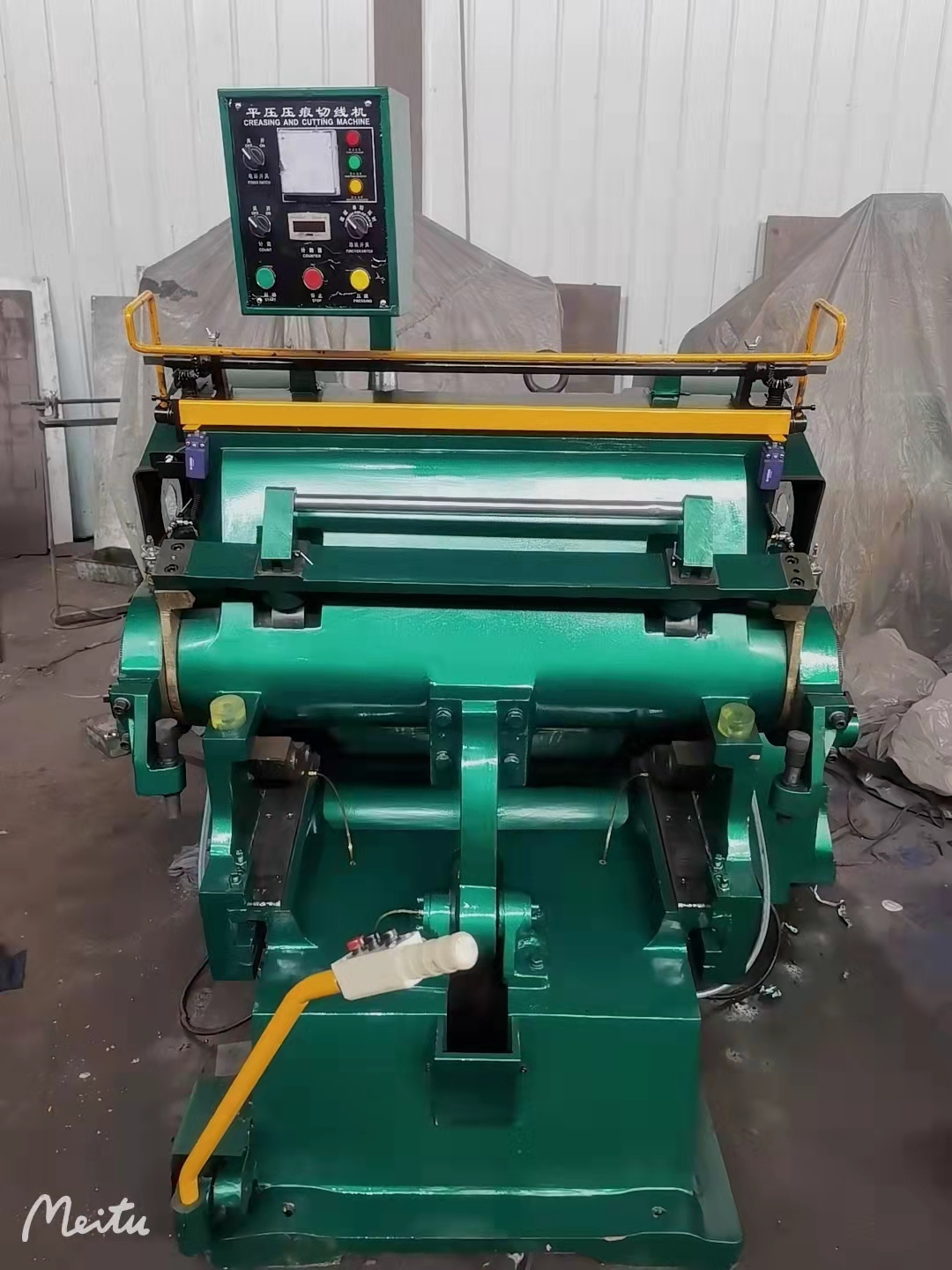 manual easy operating low cost high precision flat die cutting and creasing machine for paperboard