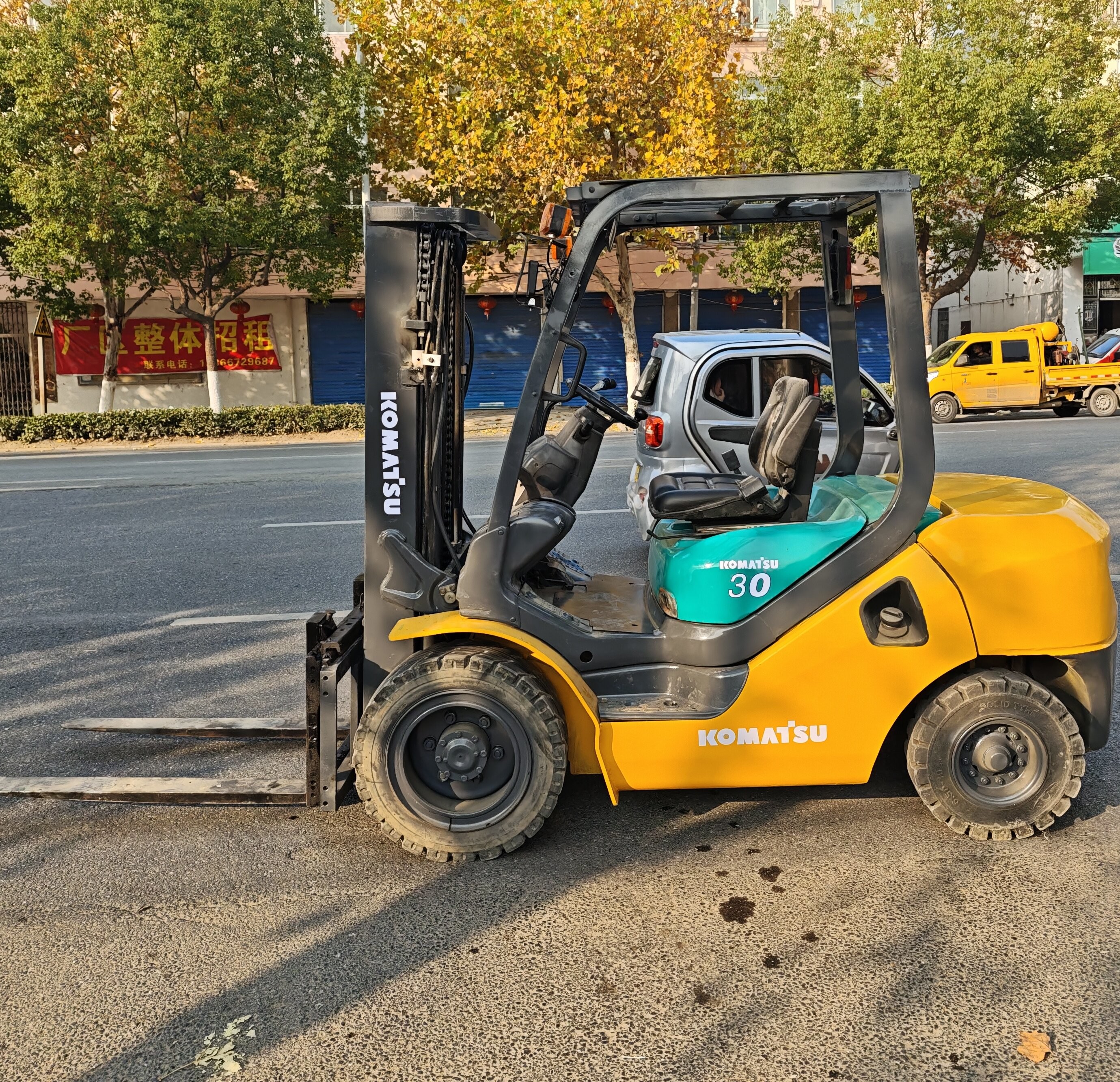 Komatsu 30 3 Ton Second Hand Diesel Forklifts Three Stages And With Side Shift