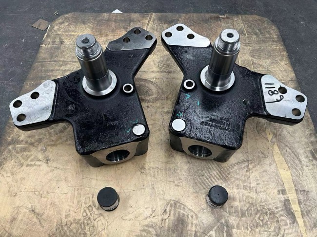 Left Right Steering Knuckle HD90009411189 HD90009411190 SHACMAN Truck Parts Shacman X6000