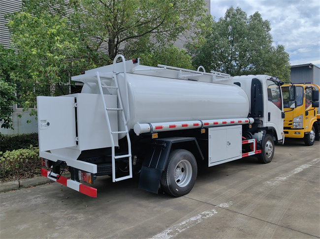 China Qingling Chassis 4x2 6 Wheels Oil Bowser Fuel Dispensing Trucks