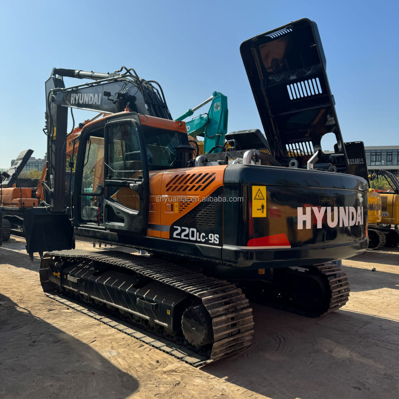 Selling 90% of new and second-hand Hyundai 220 excavators, old excavators, and old hook machines at a low price