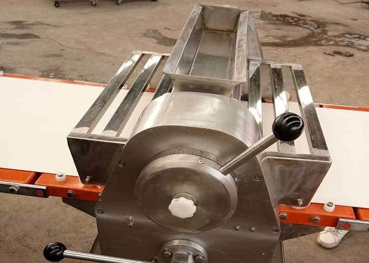 Free Standing Dough Roller Machine / Pastry Processing Equipments 2540 * 910 * 1150mm Two - way Belt - Driven