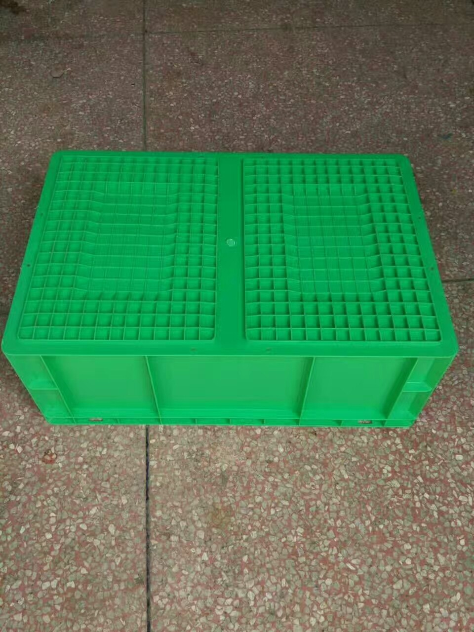 Virgin Polyethylene Green Stackable Plastic Storage Containers 600*400*230mm Standard Size Conveyor And Sorting System