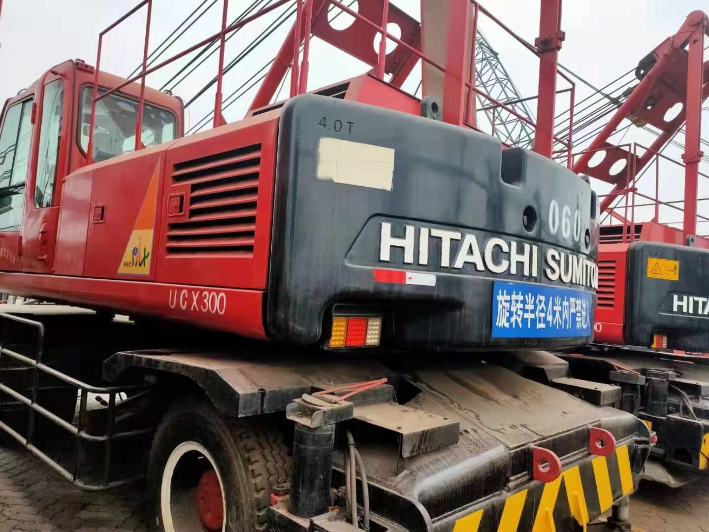 Red 110KW 2100RPM Full Rotary 40T Tire Mounted Crane