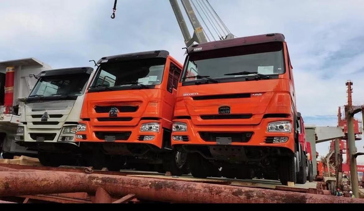Used Sinotruk Tractor Truck 371HP WEICHAI Diesel Engine Capacity 8L Rear Camera None