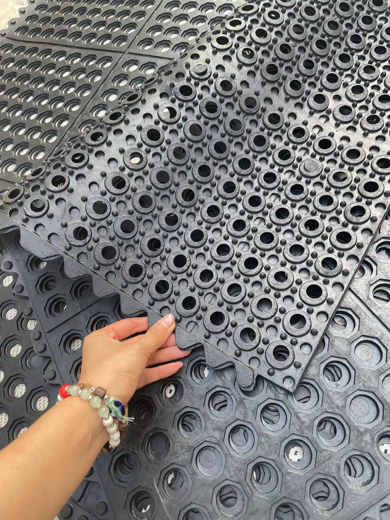 Rubber Flooring Hole Mat Commercial Anti-Fatigue Drainage holes Rubber Matting