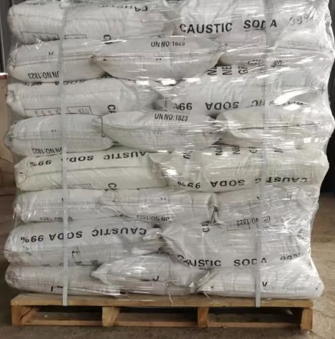 Inorganic Raw Materials Potassium Hydroxide White Powder or Flaky Solid Strong Alkalinity and Corrosiveness