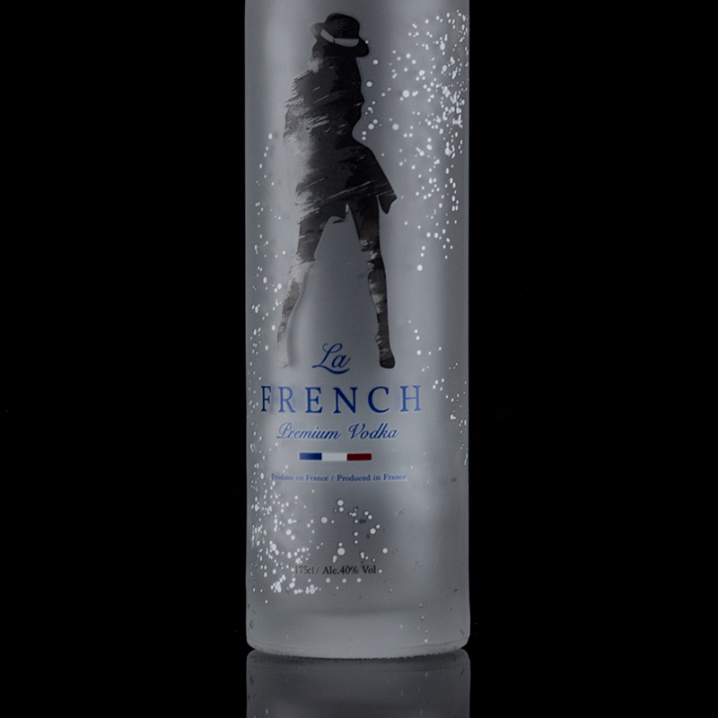 Classic Shape 700ml 750ml Frosted Applique Vodka Glass Bottle for Beverage Packaging