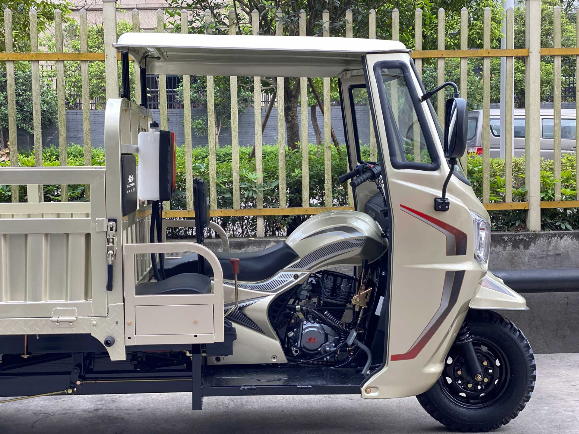 168 Full Floating Rear-Axle Gasoline Motorized Tricycles for Semi Cabin Cargo in Tunisia