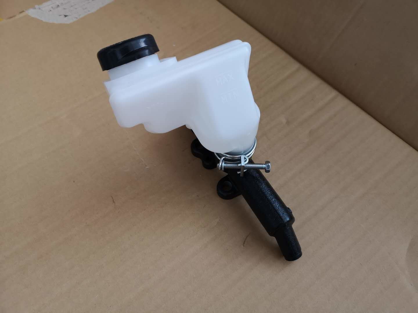 Isuzu FRR FTR FVR Clutch Master Cylinder 1475002502 With Oil Tank Hydraulic Assist Medium Vehicle 2008 Type