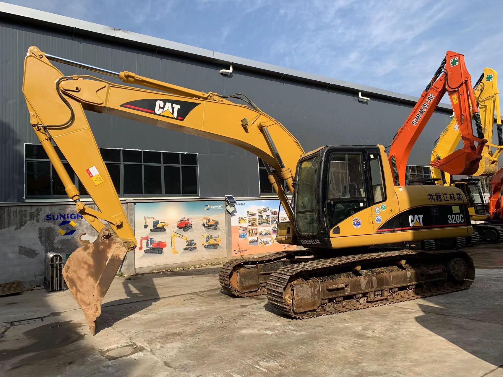 High Efficiency Used CAT Excavators 320C With 2.4m3 Bucket Capacity And 600mm Track Width