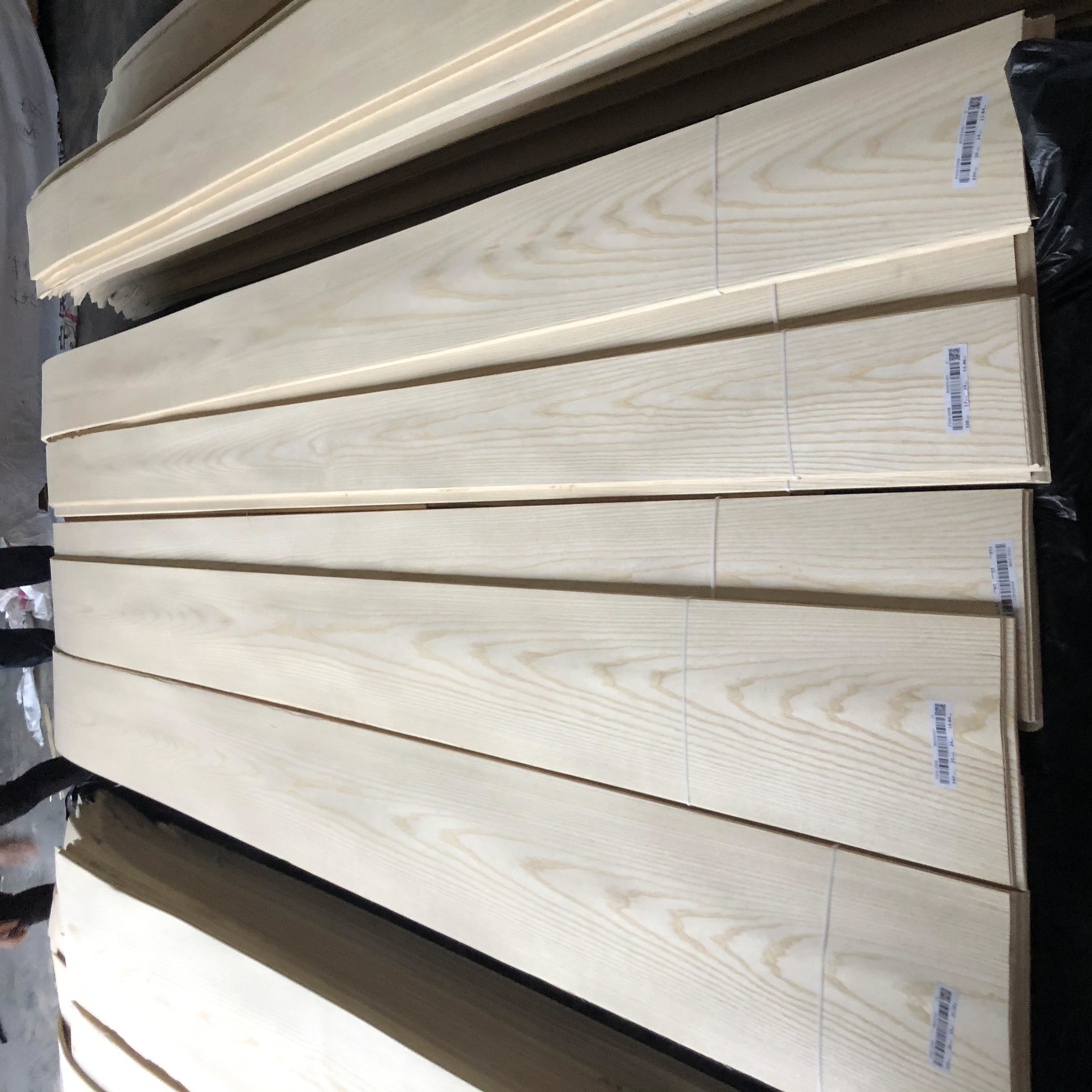 White Natural White Ash Mountain Grain Wood Veneer Grade A/AA，100-195cm*0.45mm