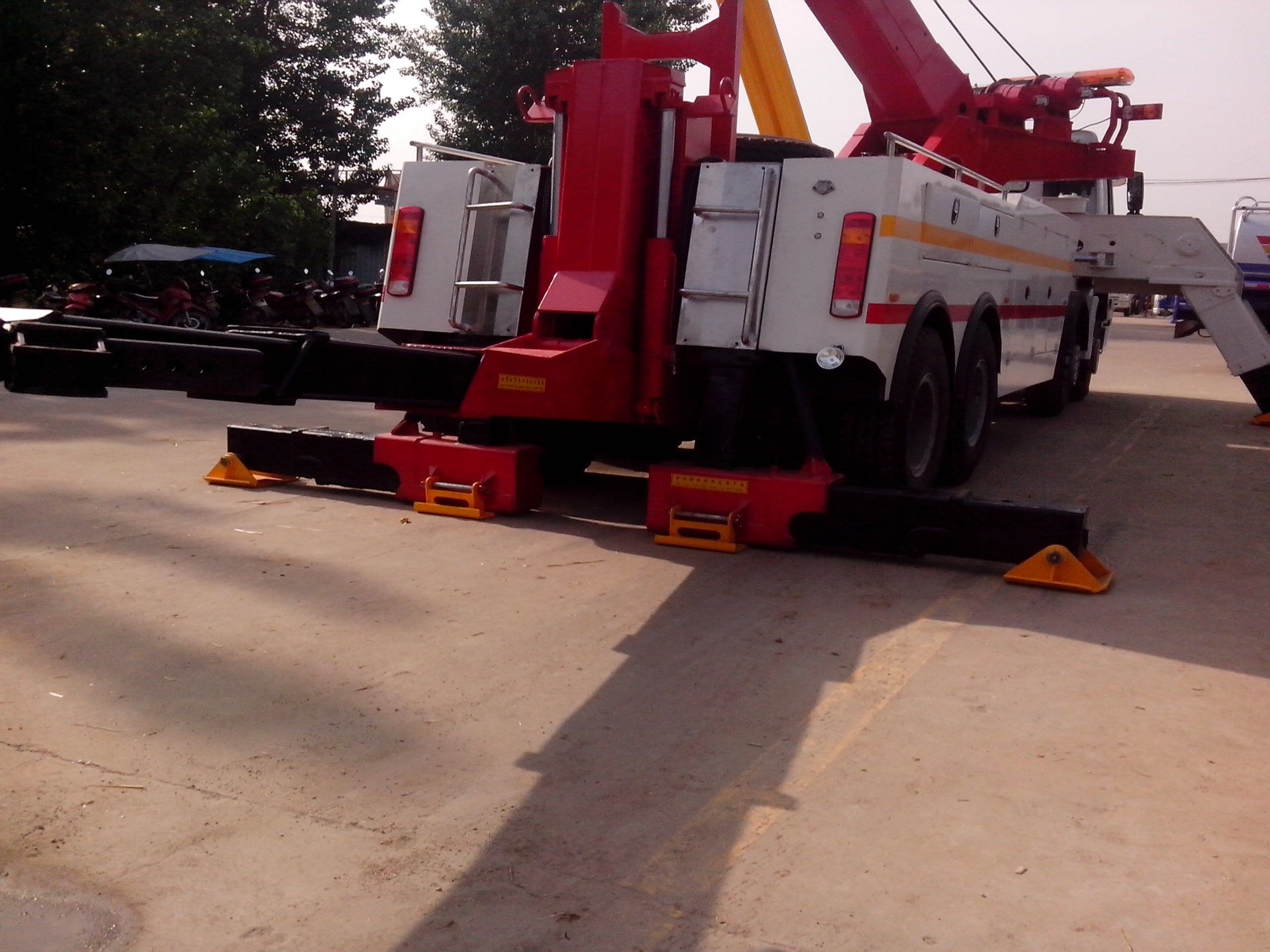 Howo 8*4 50T Hydraulic winch: 15 tons*2 rotate for 360 degree heavy duty wrecker truck