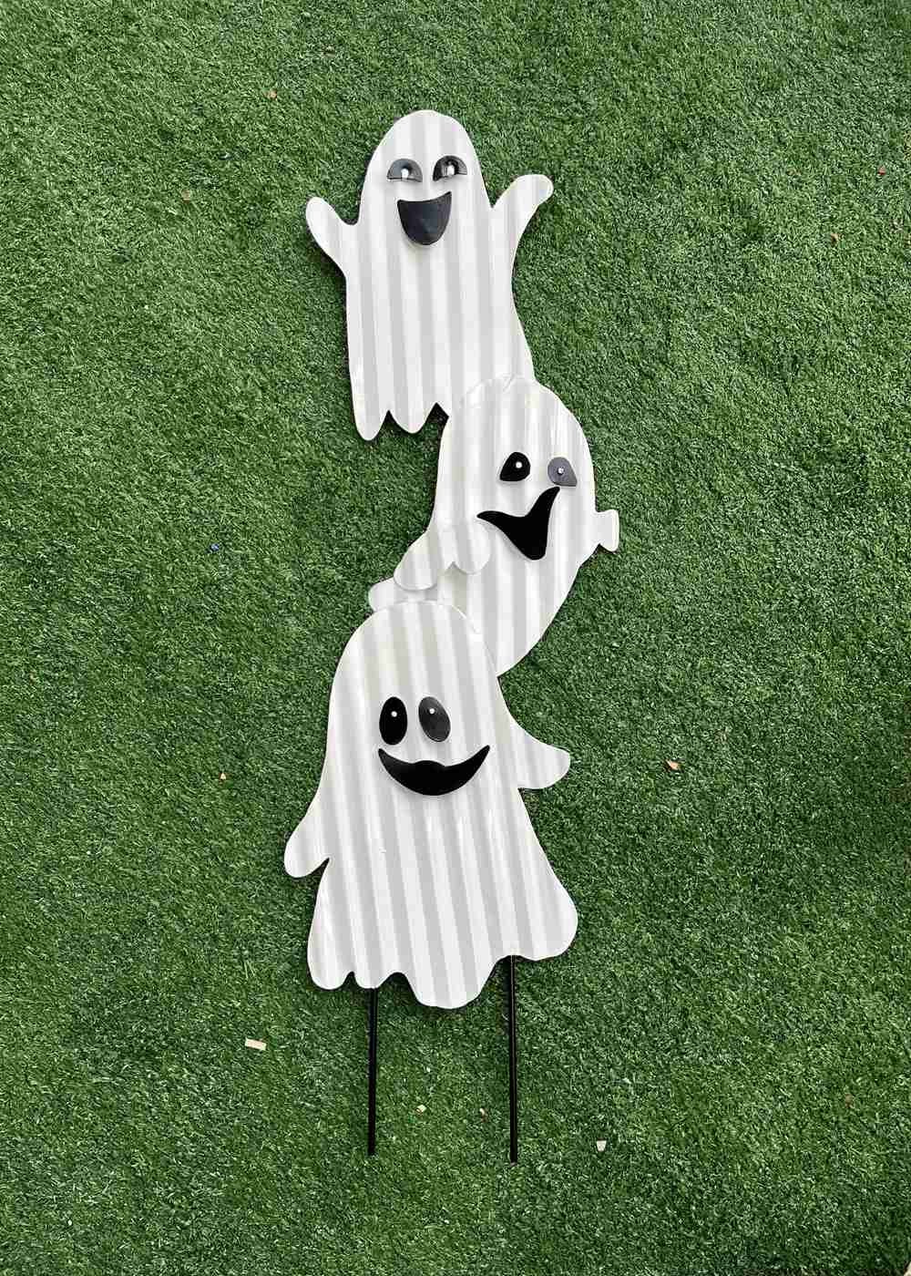 Outdoor Metal Halloween Ornaments Garden Statues Lifelike Ghost Plug In
