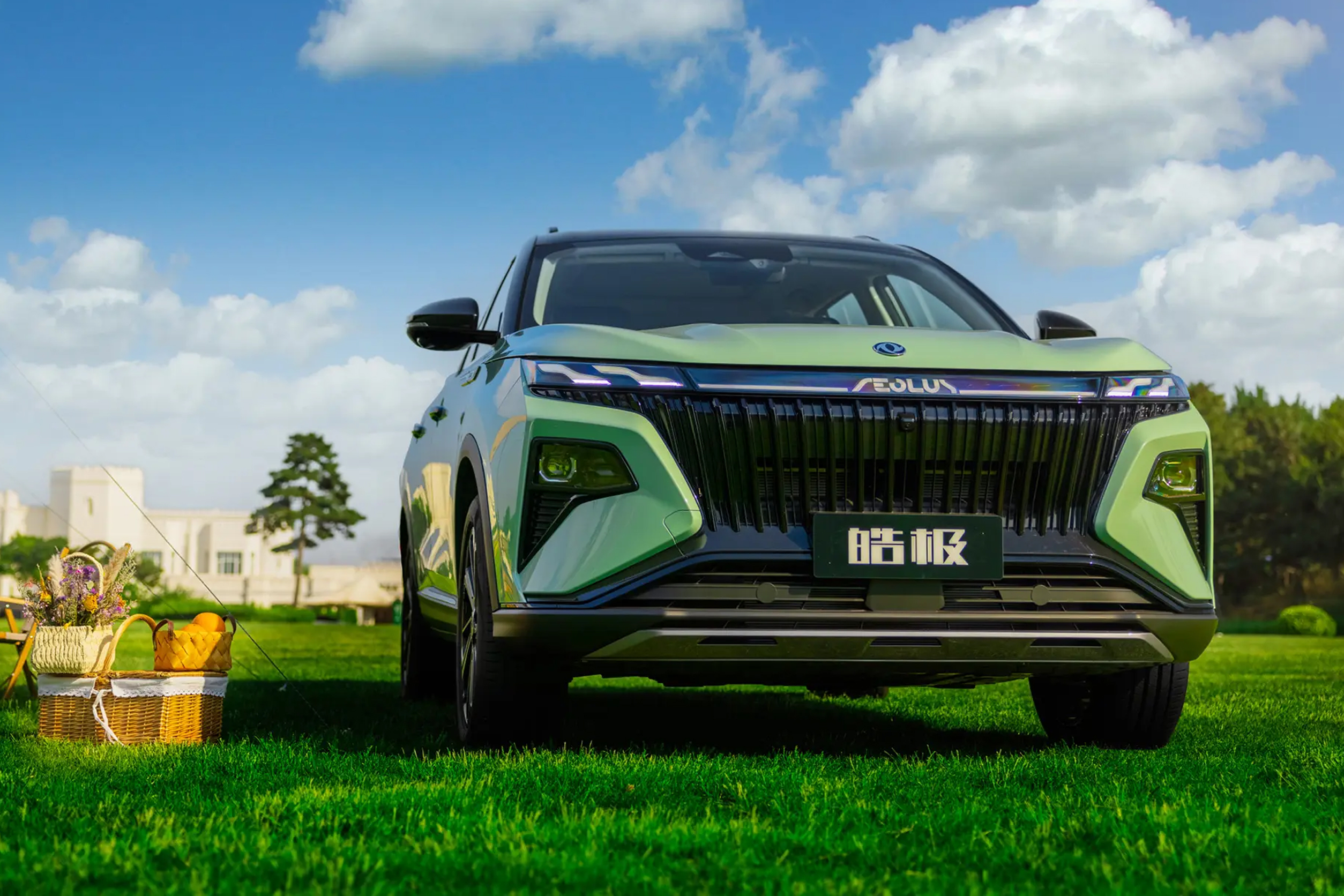 Experience the Ultimate Comfort and Performance with DONGFENG AEOLUS HUGE 1.5L Hybrid Passenger Car