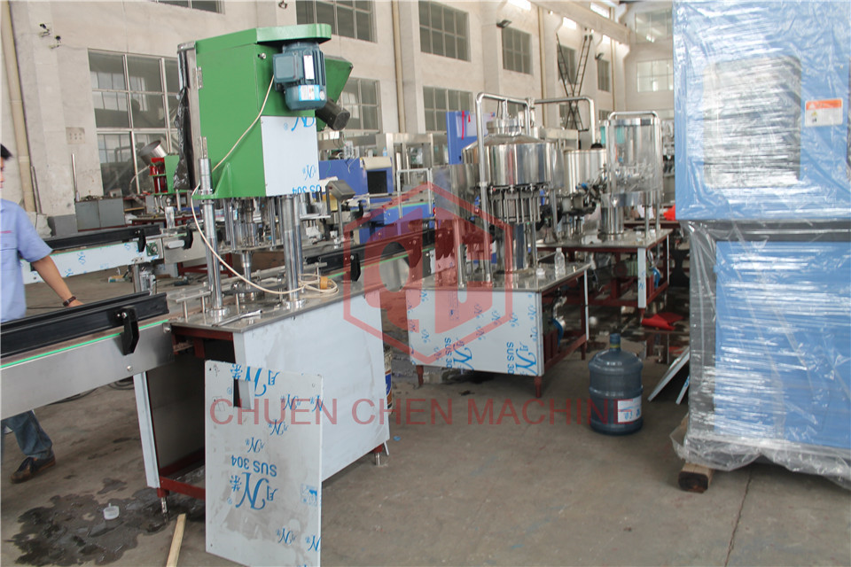 Small Scale Automatic Water Bottle Filling Machine For PET Bottle 330ml - 1500ml