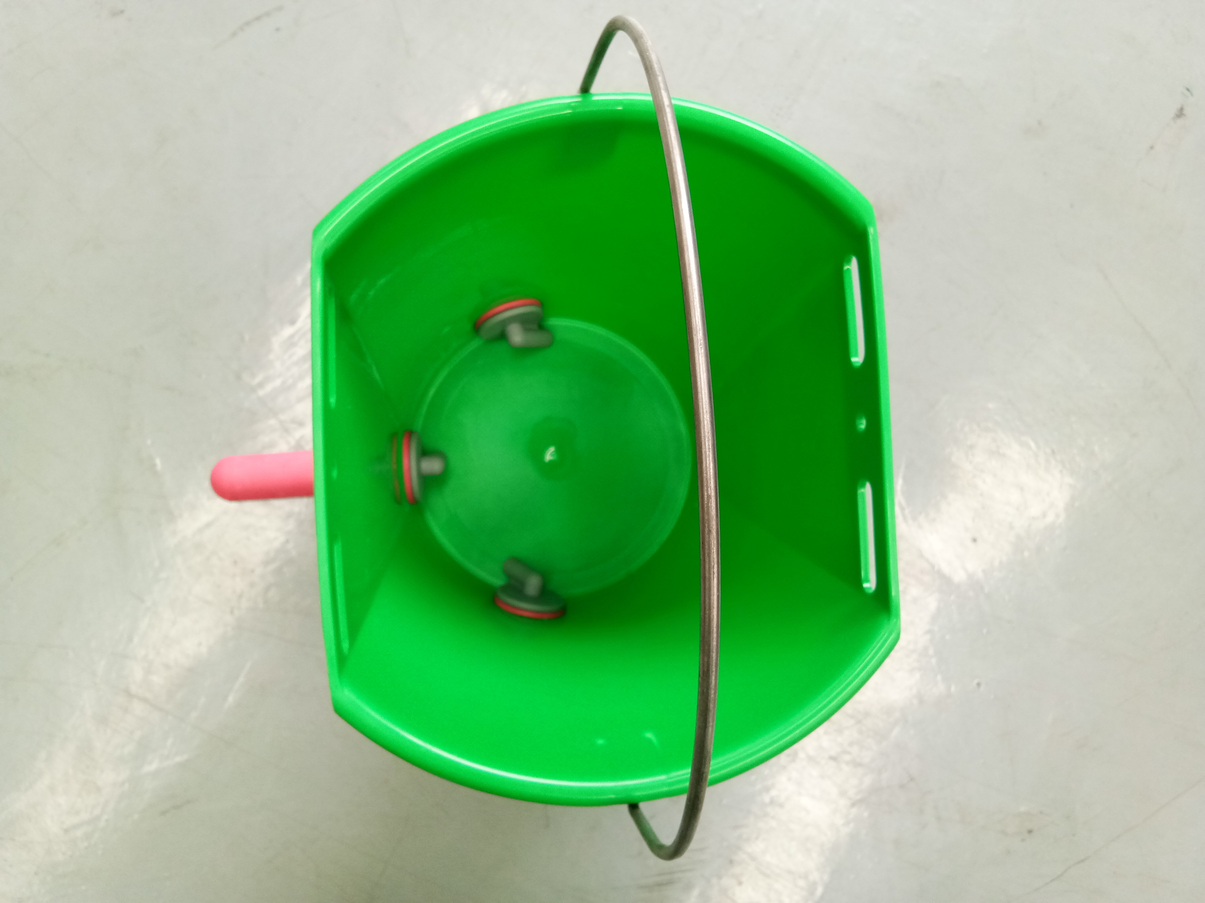 3 Teats Plastic Calf Rearing Bucket with 8L Volume for Newborn Calves