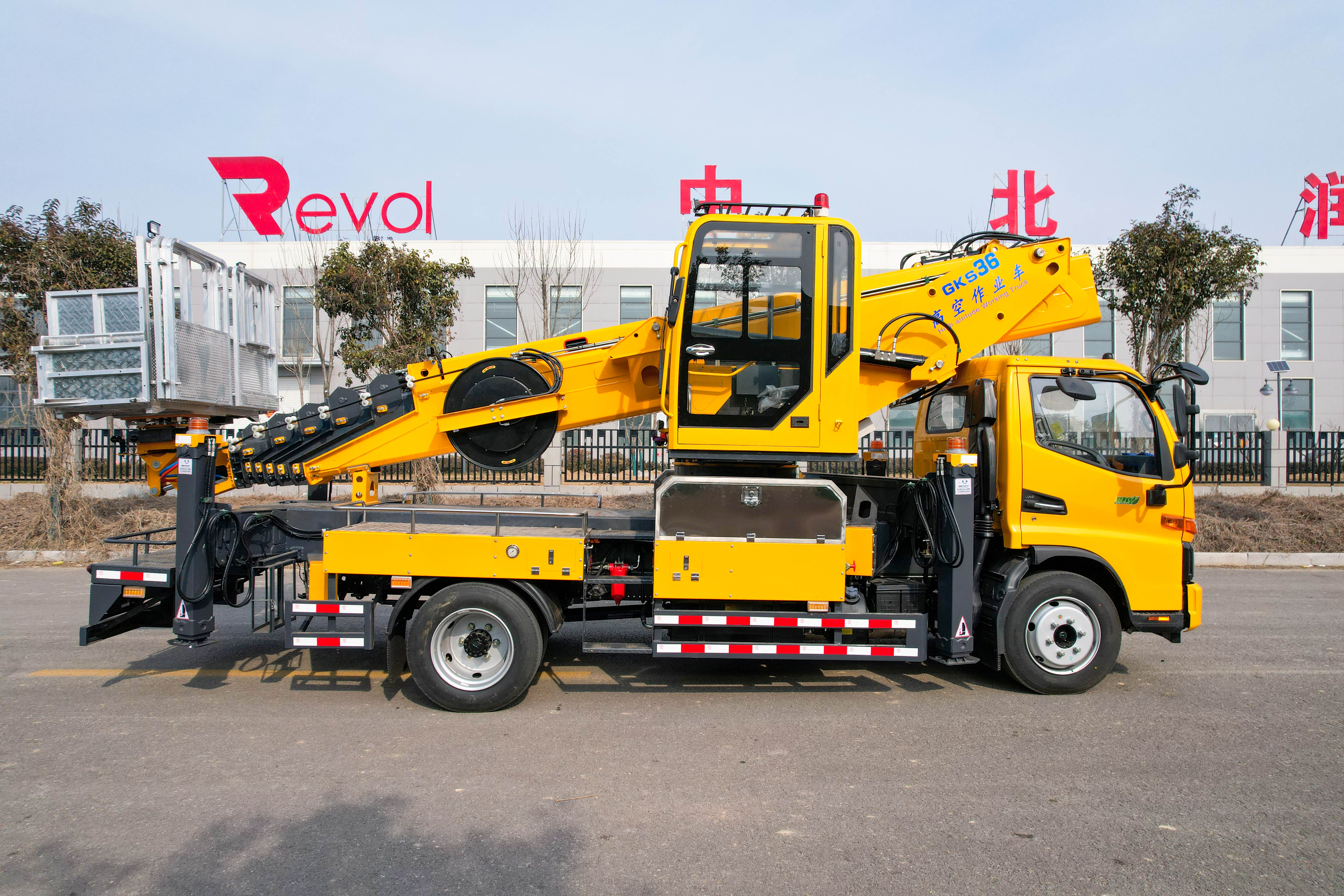 Lower Price 36m Man Lift lifting bucket type Articulating arm lift platform
