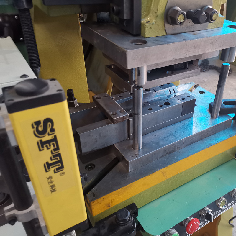 1M CNC Plate Mechanical Punching Machine 5kw 400KN With Safety Light Curtain