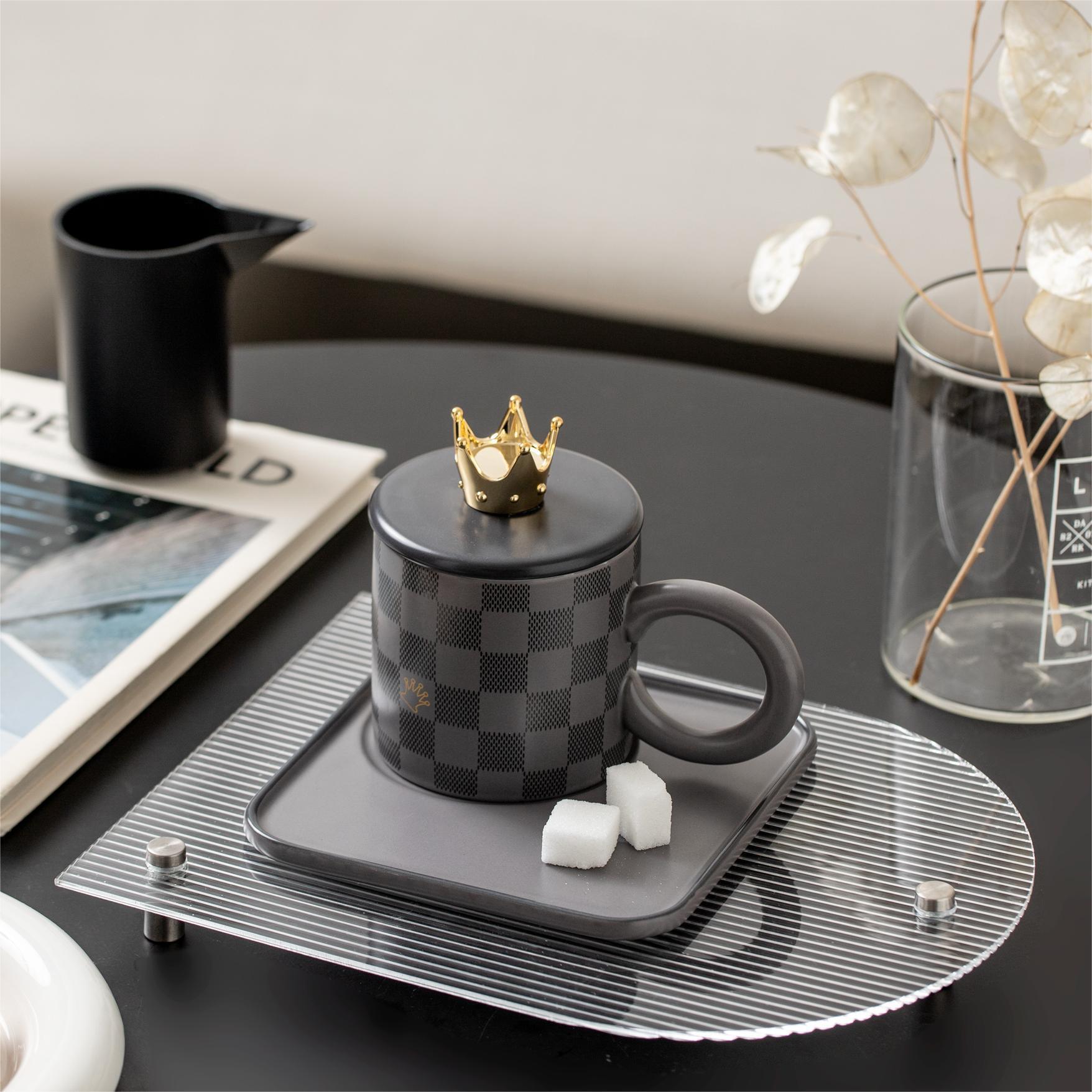 Elegant Ceramic Mugs With Golden Crown Accents Vibrant Checkered Patterns Red White For Luxurious Coffee / Tea Rituals