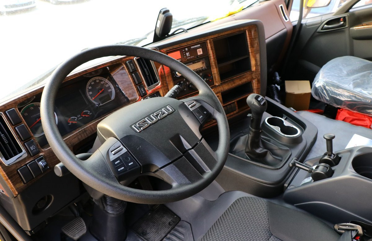 Used Truck Tractor Units 460hp Powerful Egine ZF Gearbox Isuzu Prime Mover High Roof Cab