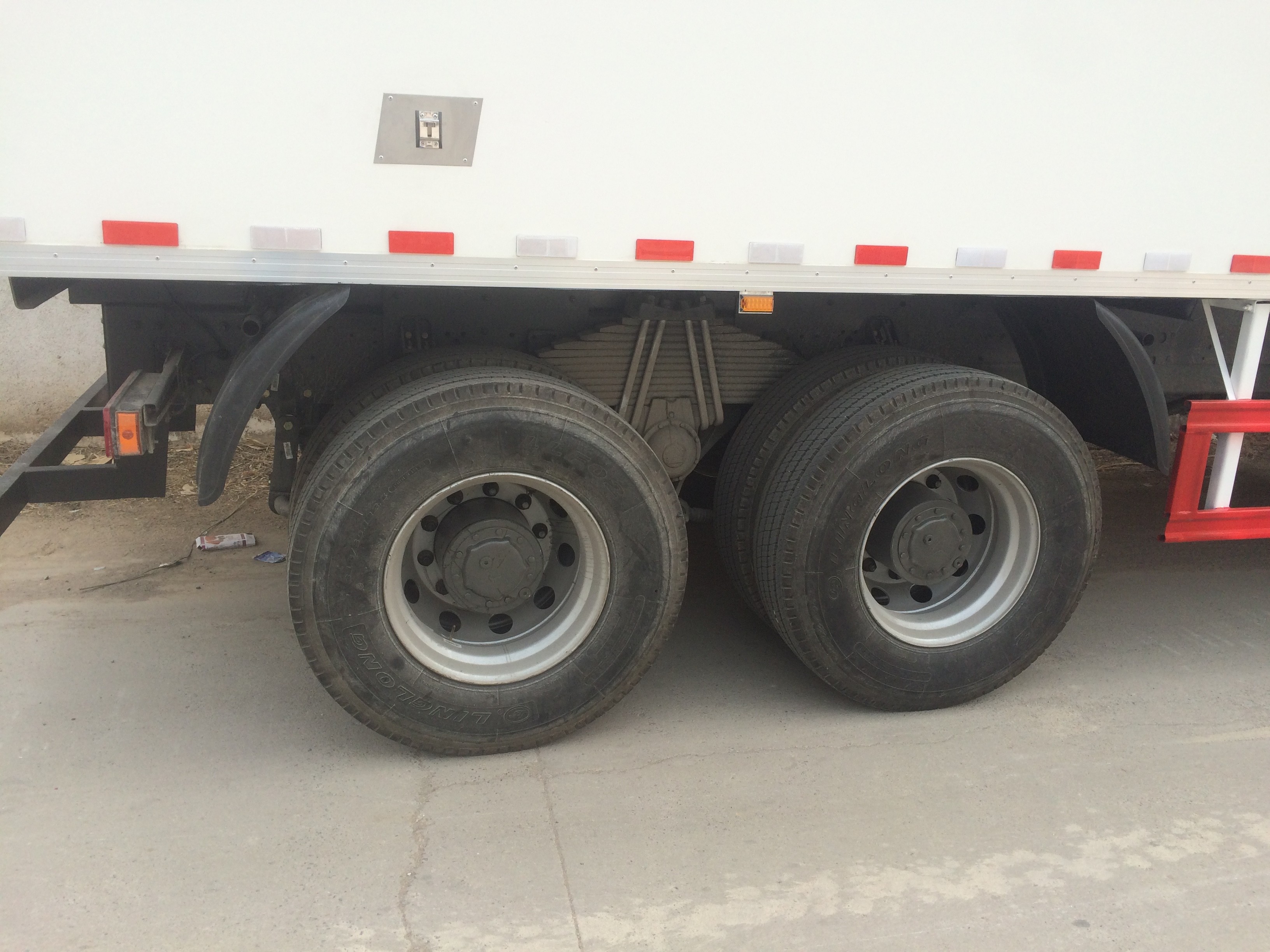 ISO 30 Tons Refrigerator Box Truck 6X2 For Frozen Food Transport