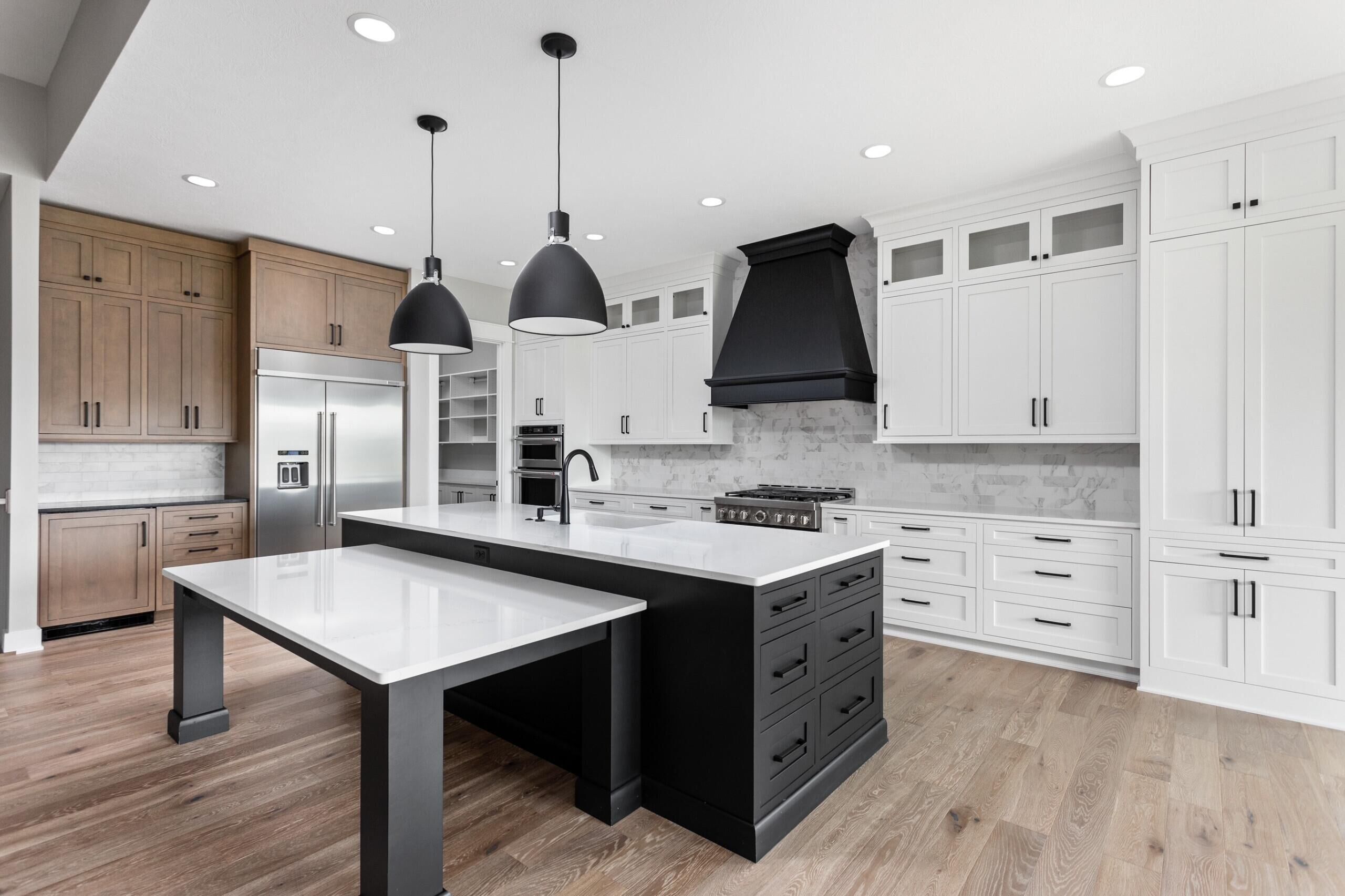 2024 Customized White Shaker Style PVC Kitchen Cabinet with Melamine Board Doors