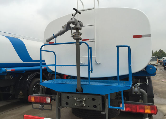 5000 Gallon Water Tank Truck SINOTRUK 11.00R20 Radial Tyre 9920 × 2496 × 3550 Mm