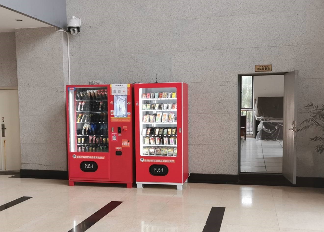 Customized 19 Inch Touch Screen Food and Drink Vending Machines
