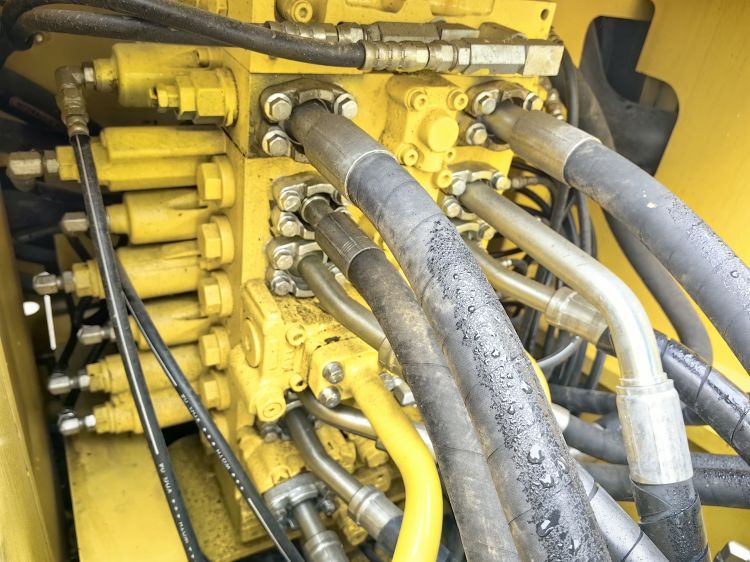 20 Ton Used Digger Komatsu Excavator PC200-8 with Original Hydraulic Pump in Shanghai