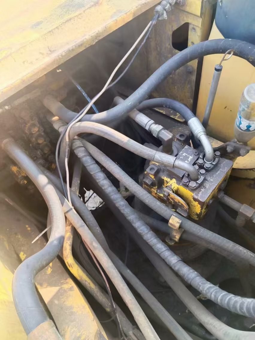 Second hand Komatsu 220-7 excavator, excavator produced in Japan