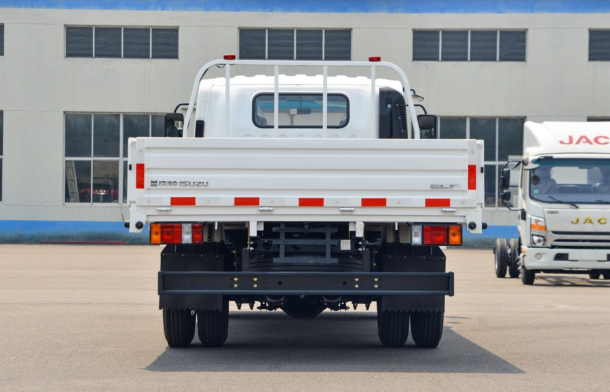 Customizable Isuzu Mini Cargo Truck 4x2 Single Cab Lorry Light Truck 5 Tons for Sale