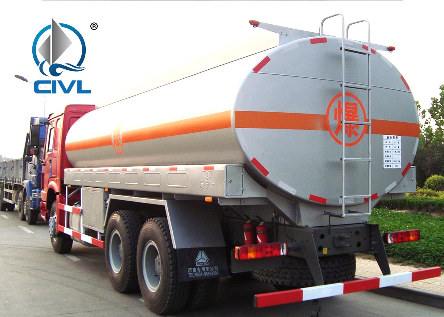 Large Liquid Tanker Truck , Sinotruk Howo7 Oil Tank Truck 20 - 25m3 With Pipe And Pump 6x4