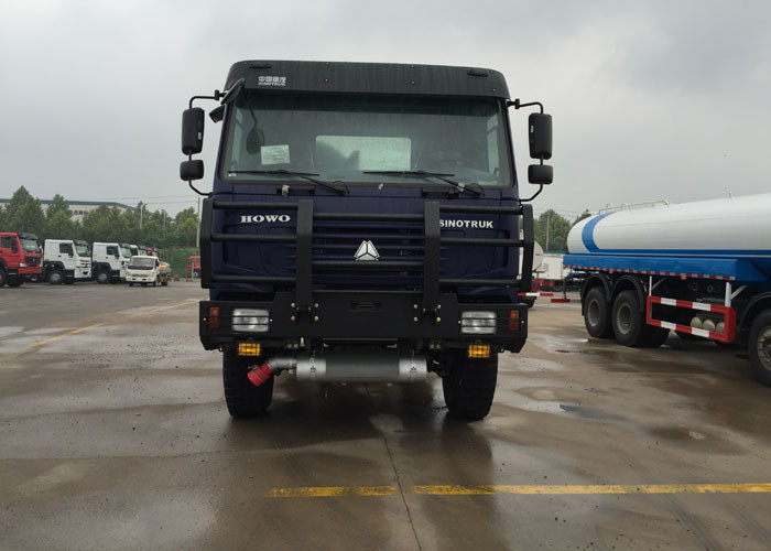 HOWO 4X4 LHD Gasoline Transporting Oil Tank Truck / Petroleum Tanker Trucks