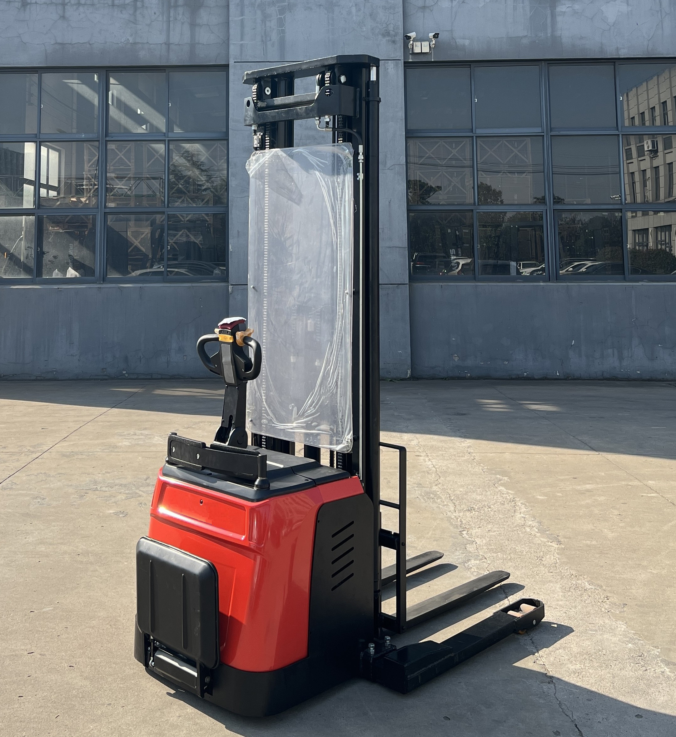 Electric Stacker 1.6 ton Capacity Electric Straddle Stacker Lift For Heavy Duty Handling