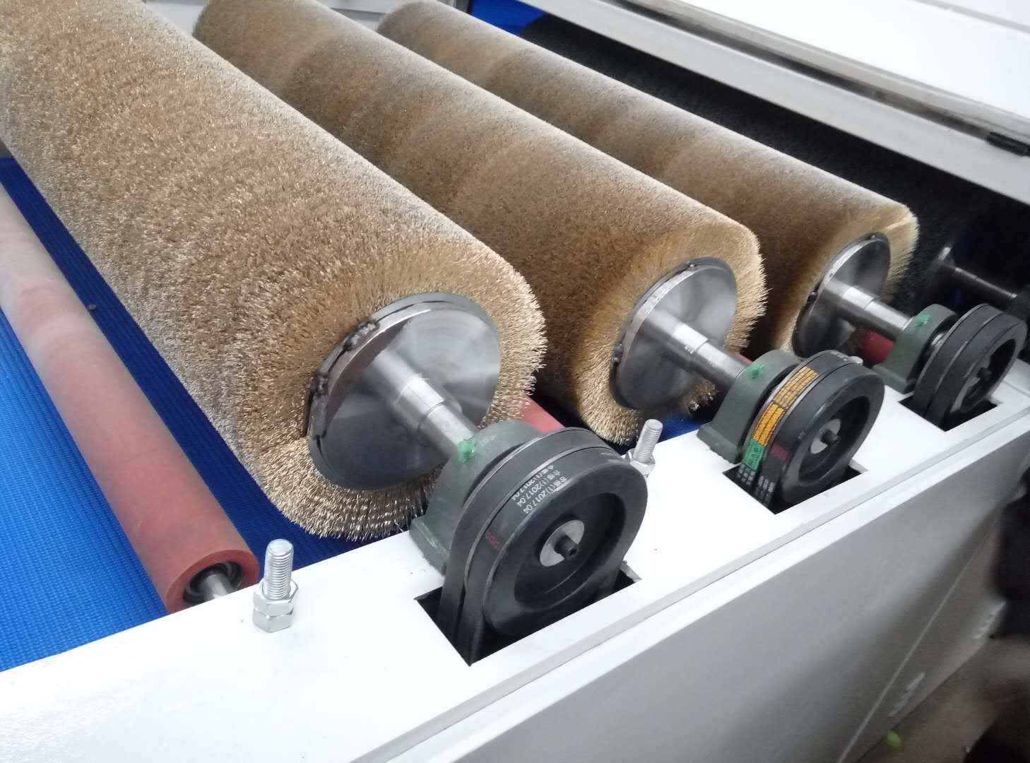 Wood grain making machine