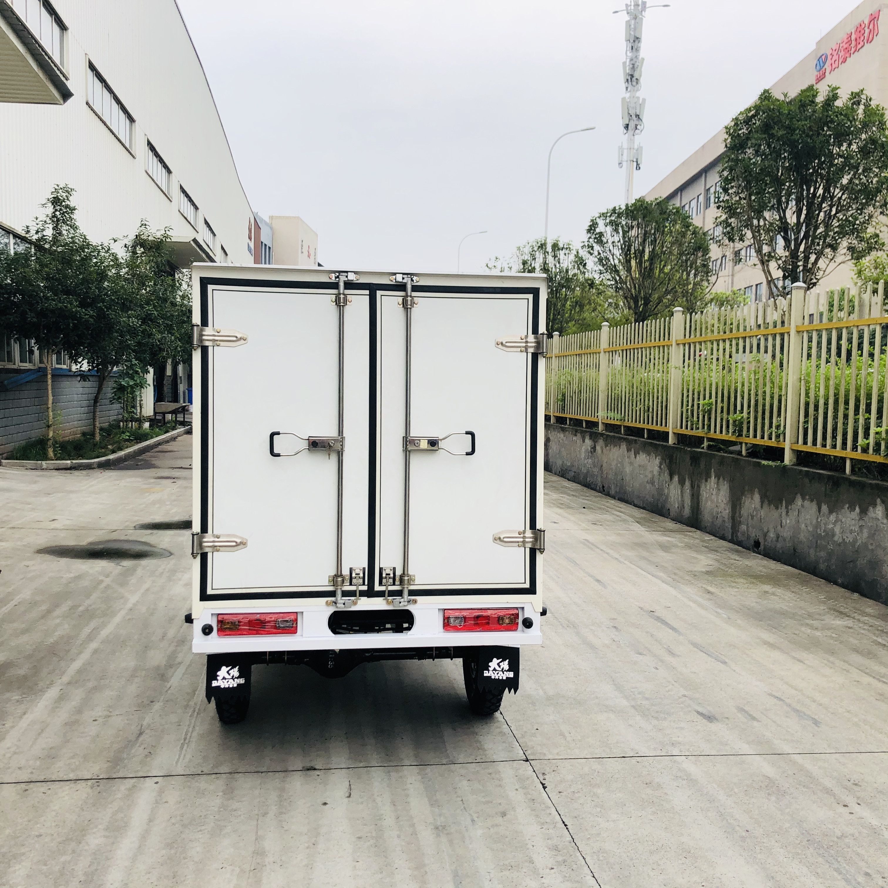 DAYANG Closed Body Express Cargo Tricycle AIR-cooling Engine 4.5 inch for B2B Shipping