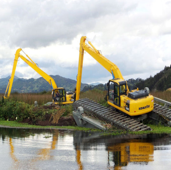 Cat 320dl Komatsu PC200 Amphibious Excavator Long Boom Arm Digging The River Canal