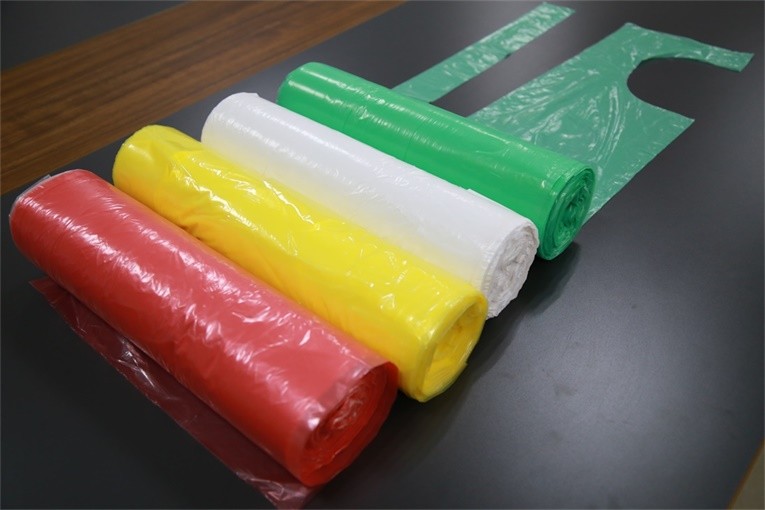 Disposable PE Aprons Plastic Aprons Flat Aprons Aprons On roll Aprons On Block Polyethylene Aprons