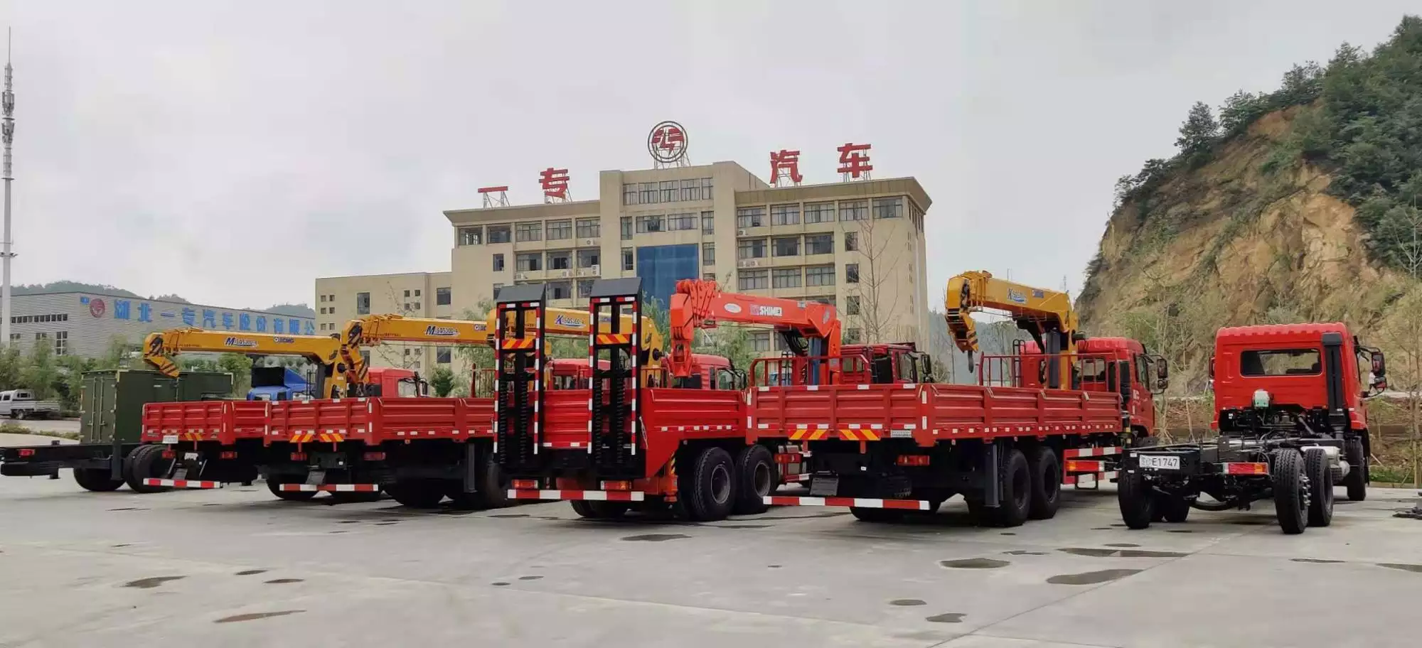4 X 4 Panzer Truck Off Road Land Pickup SUV Vehicle Normal Driver'S Seat 4-6L Engine Capacity