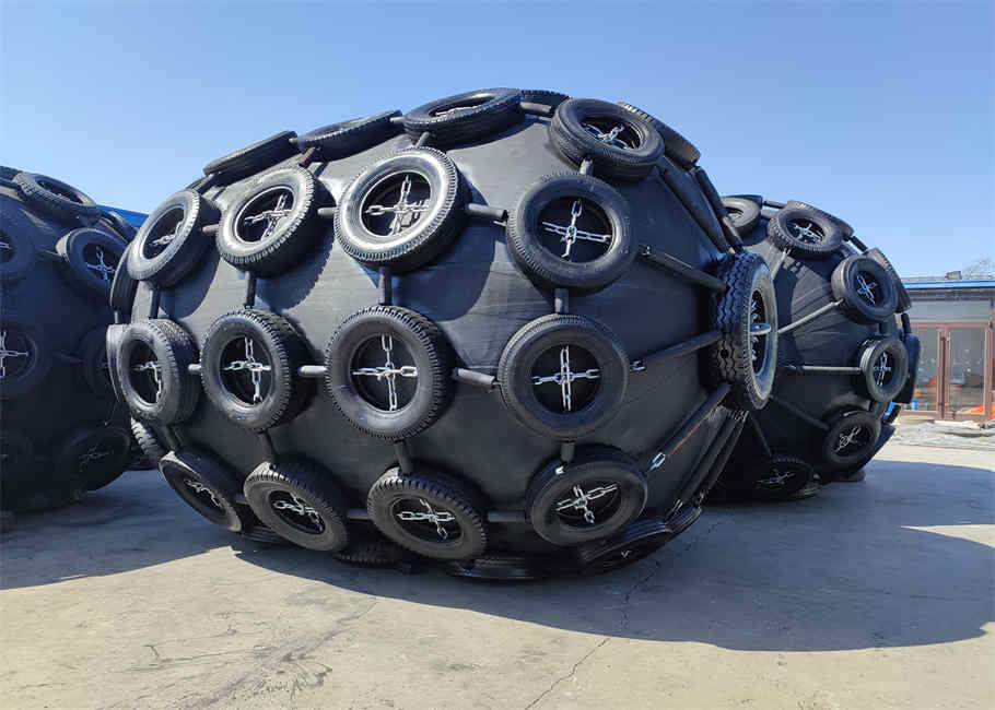Floating Pneumatic Yokohama Fenders 50Kpa With Chain Tyre Net