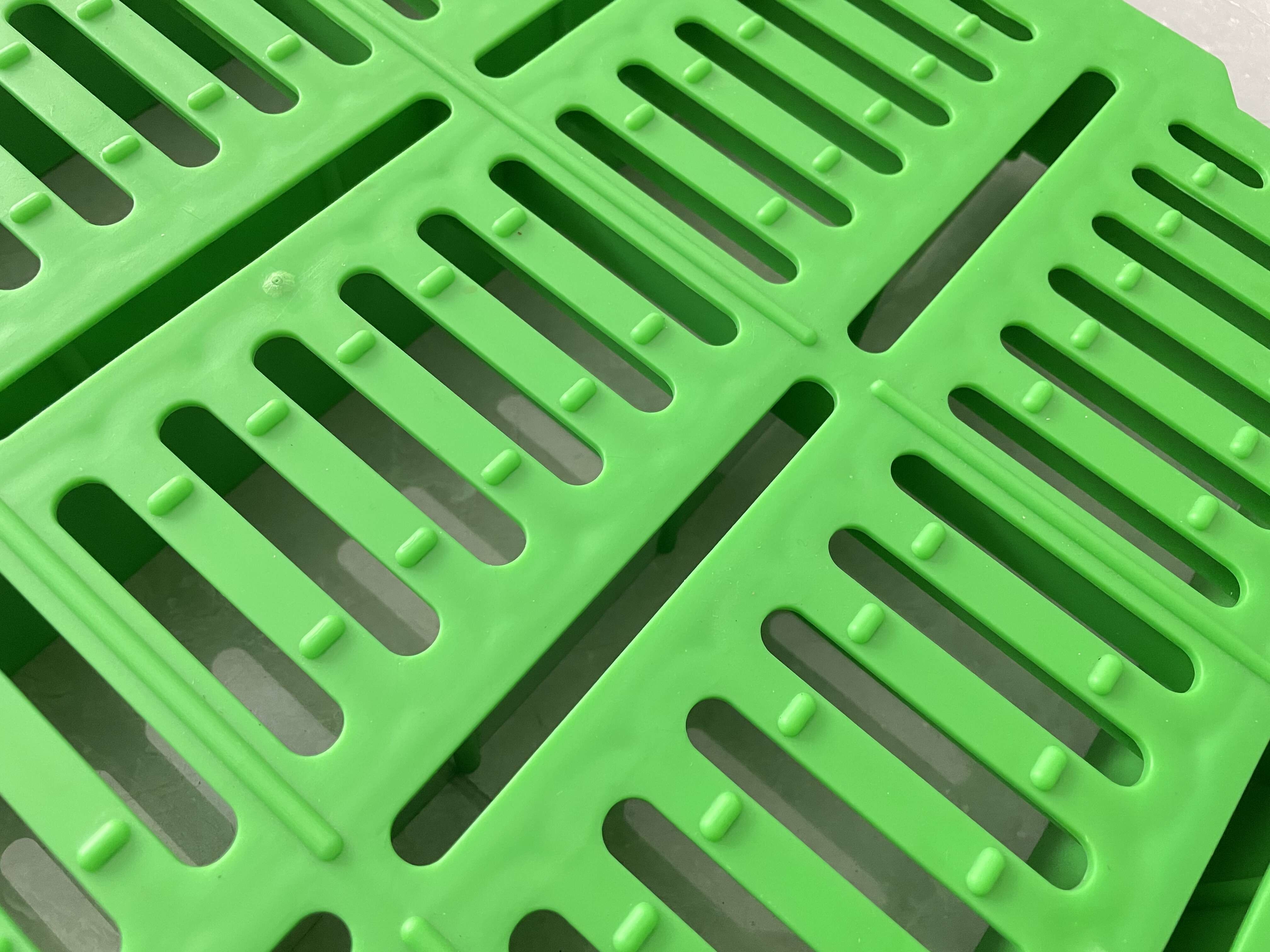 Reinforced Plastic Slatted Floor 300kg Capacity Piglets Goat Farm Flooring