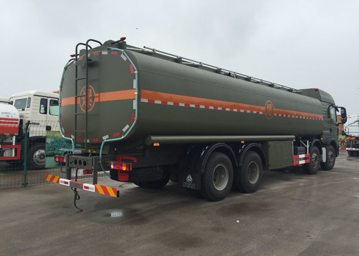 Stable Fuel Tanker Truck SINOTRUK HOWO 30 - 40 Tons For Oil Transportation 8X4 RHD