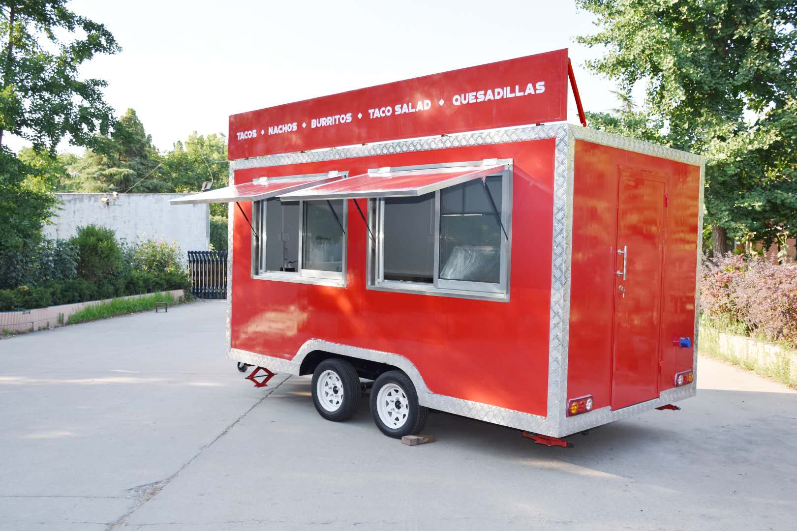 Mobile Salon in Technology with 4 Wheels and L420.00cm*W180.00cm*H230.00cm Dimensions