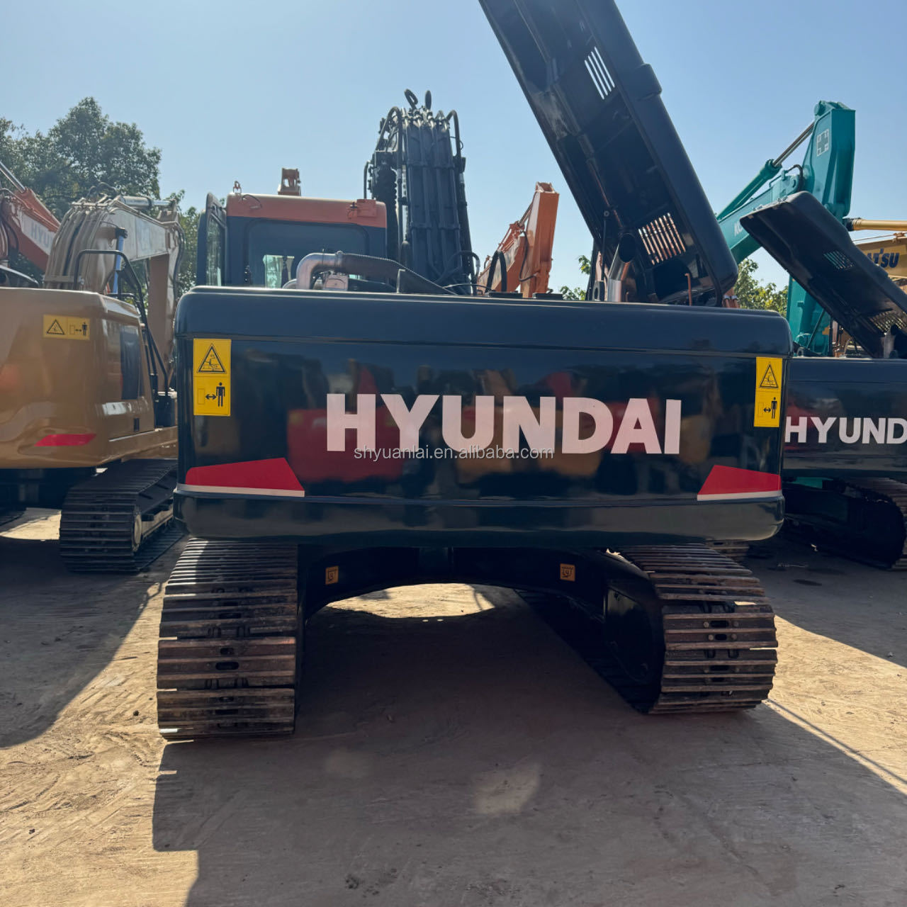 Selling 90% of new and second-hand Hyundai 220 excavators, old excavators, and old hook machines at a low price