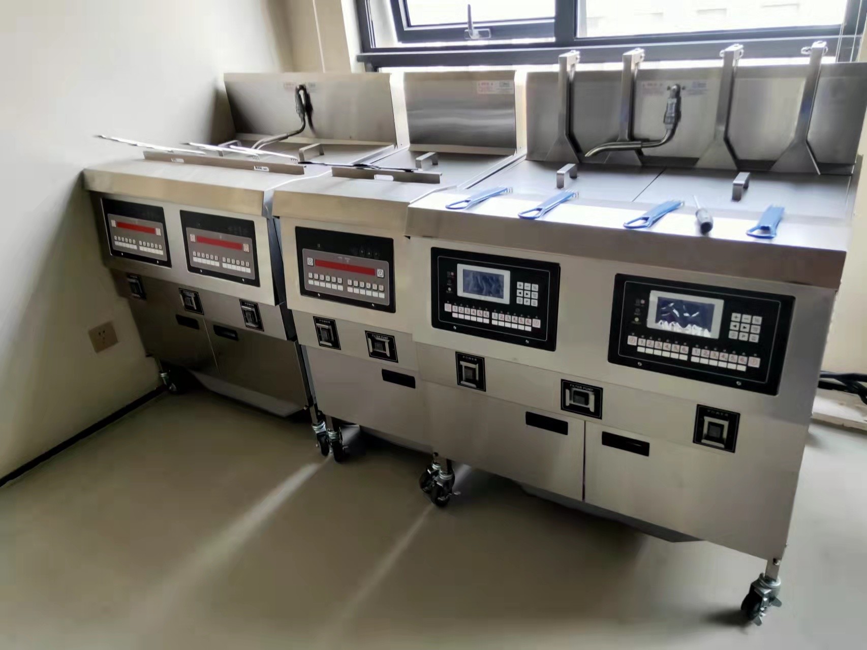 Three Pots Six Baskets Electric Digital Computer Panel Open Deep Fryer With Oil Filtration