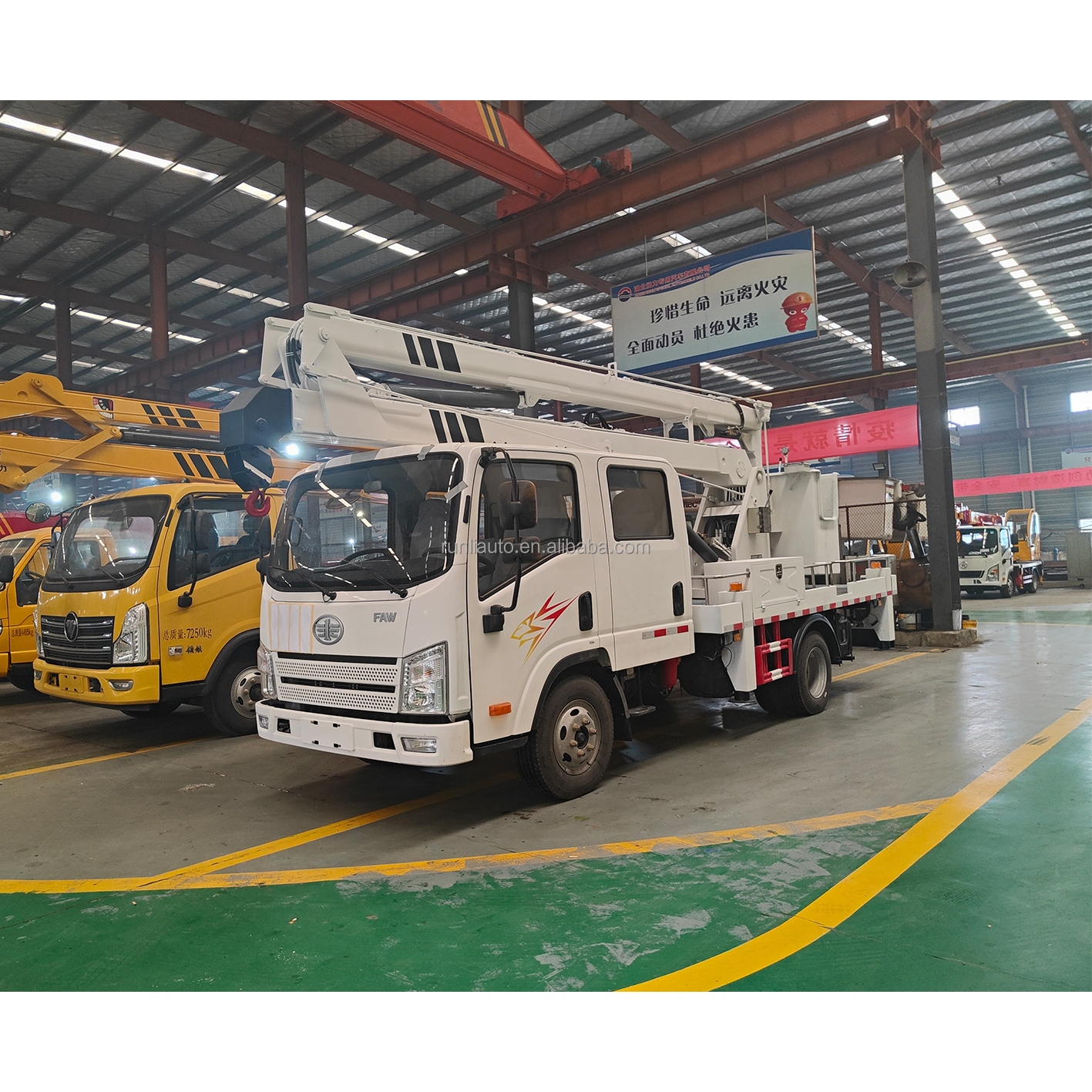 FAW Double Cabin Hand Operated Aerial Lift Truck Euro 3 14 Meters 4x2