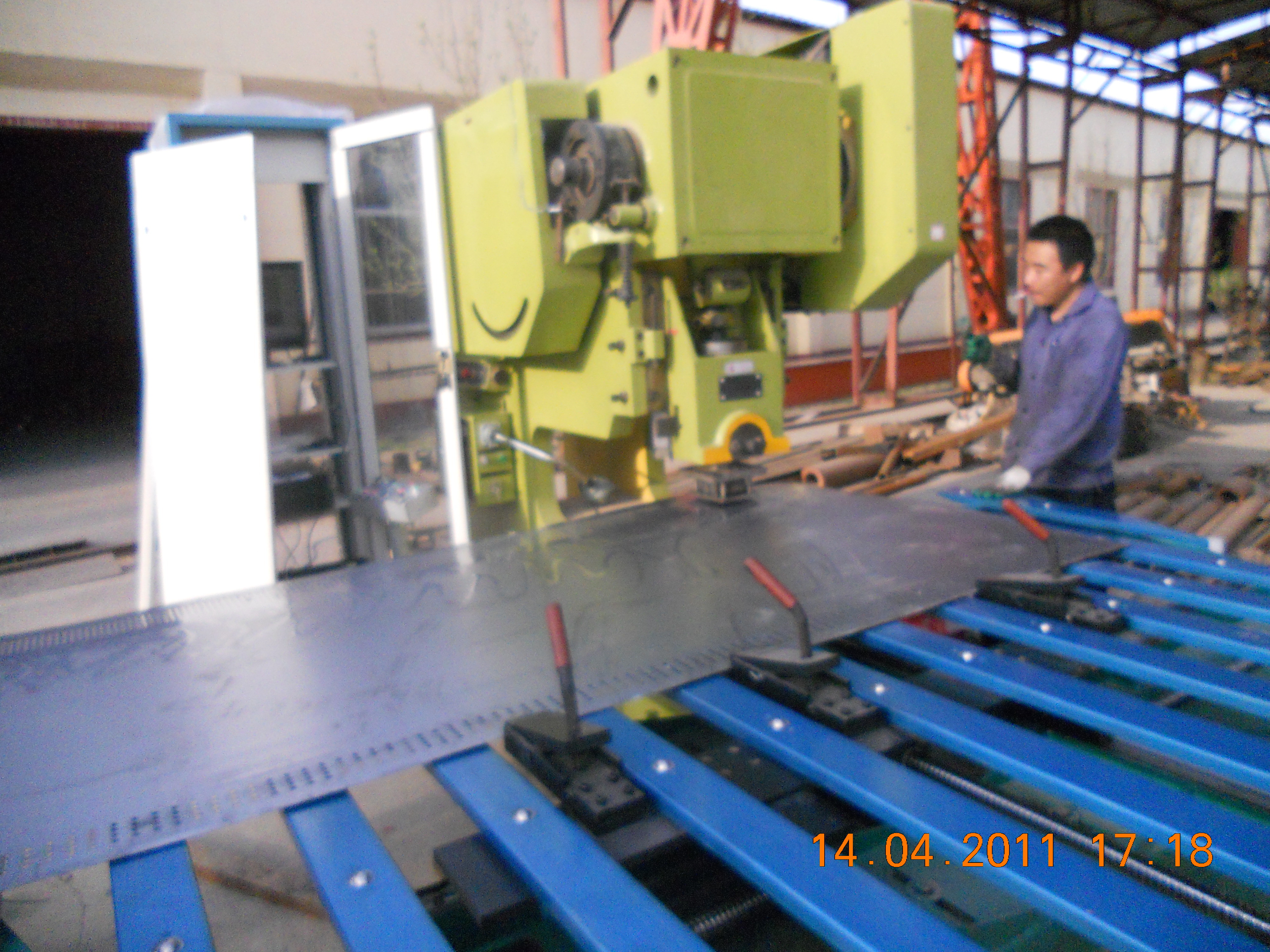 Perforated Metal Mesh Fence Making Machine / Hole Pounching Mesh Machine