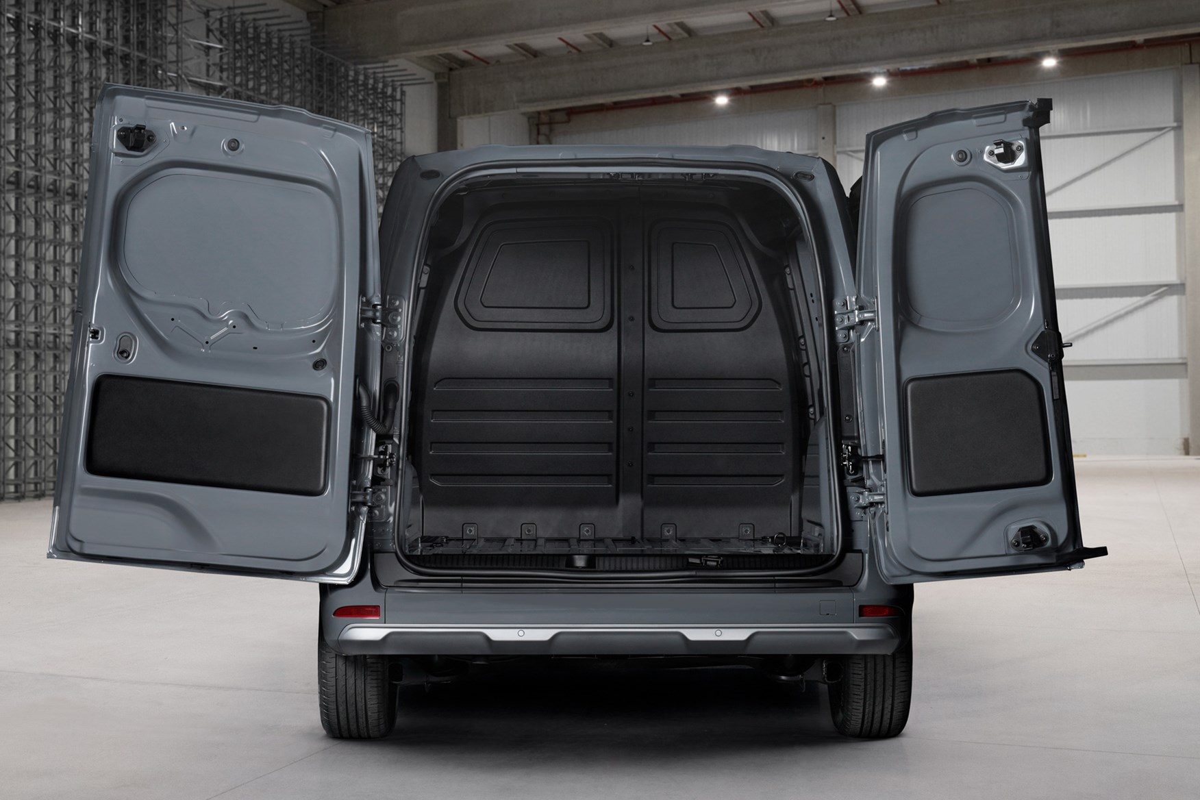 Confortable Driving Position And Practical Cabin With Good Value Nissan Townstar MPV Pure Ev With WLTP 285km