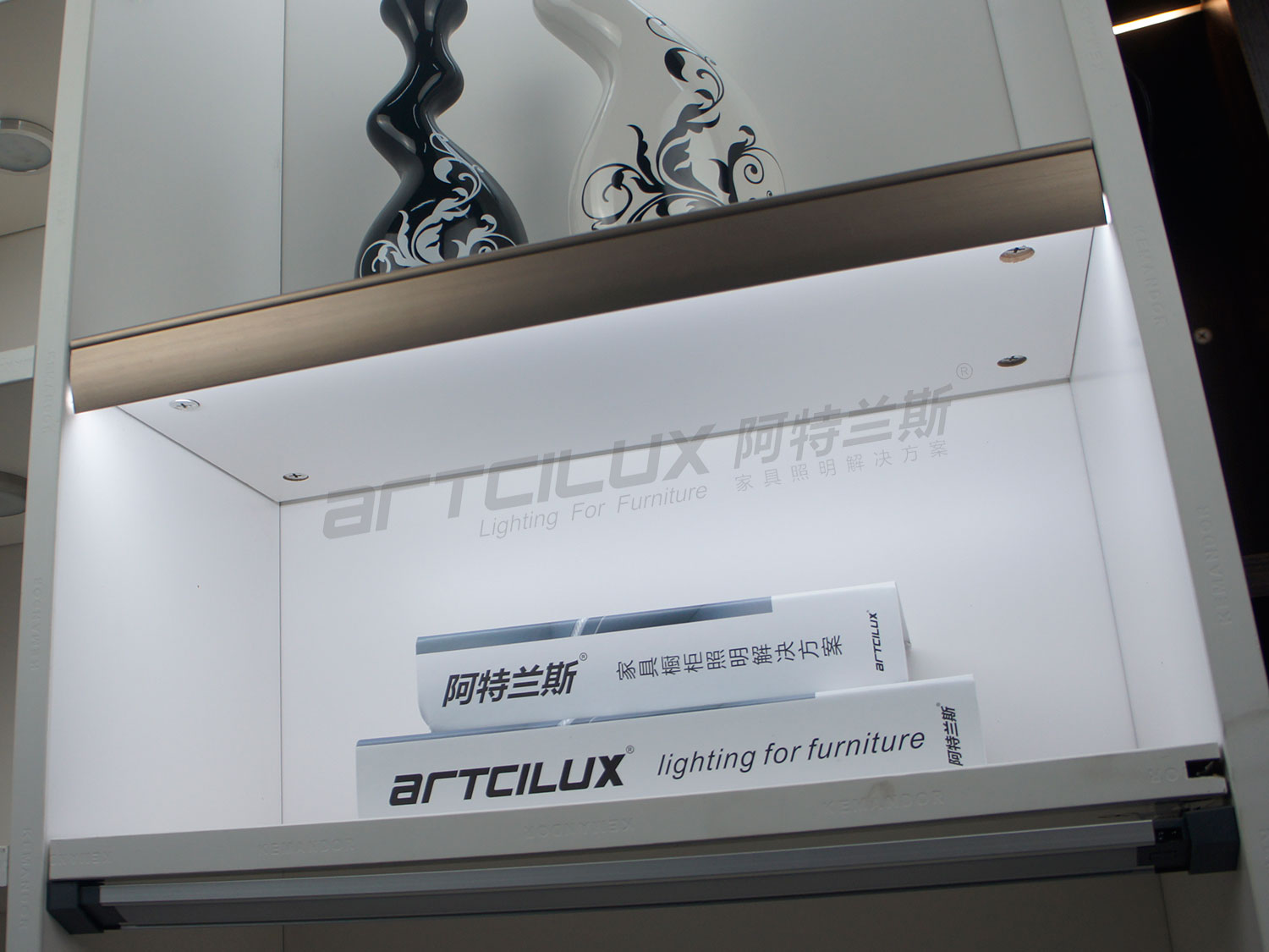 Modern Furniture LED Shelf Light Kit with Recessed Style Clip Mounting A2600